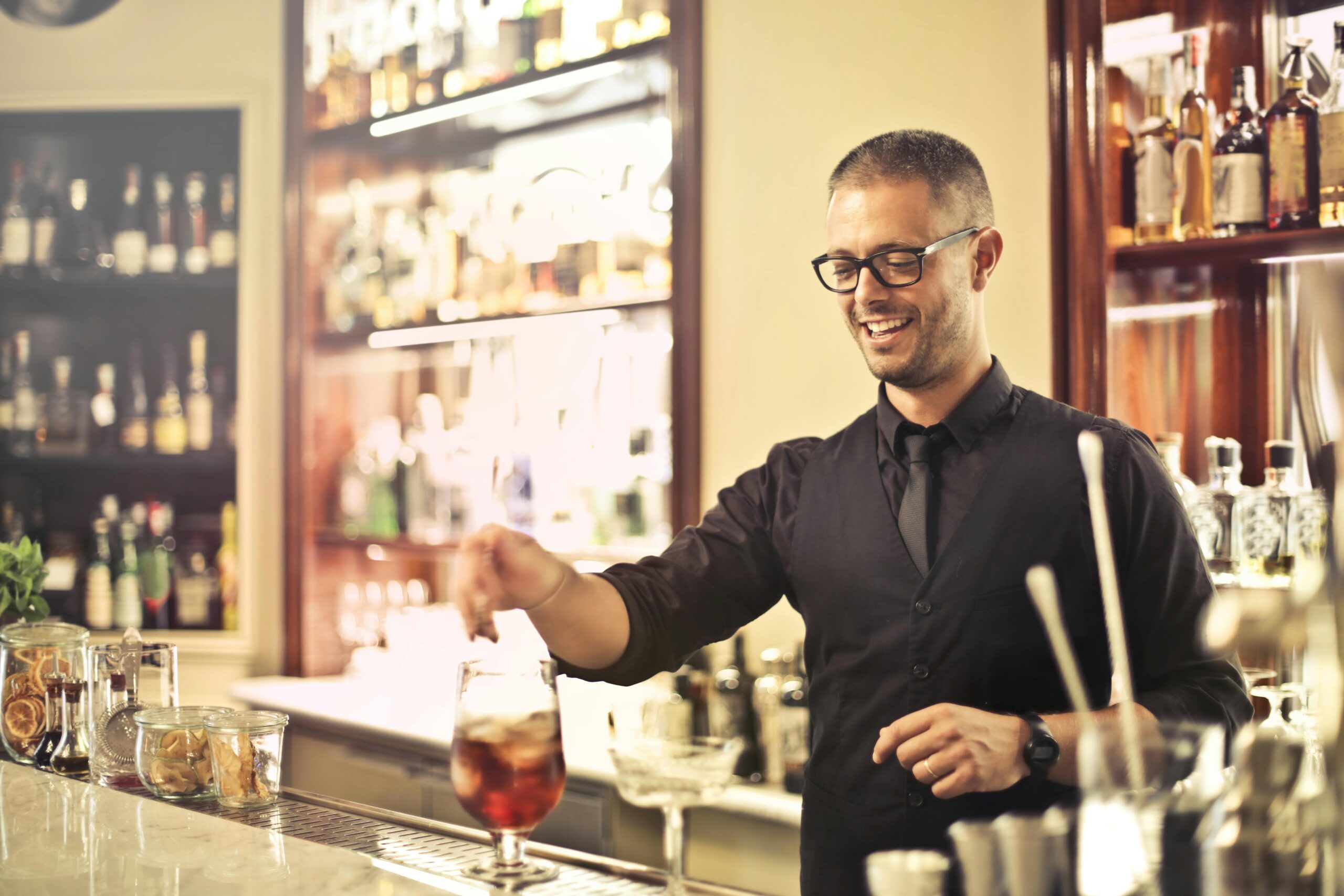 O setor de serviços, especialmente na área de gastronomia e hospitalidade, tem sido um dos principais geradores de empregos no Brasil.