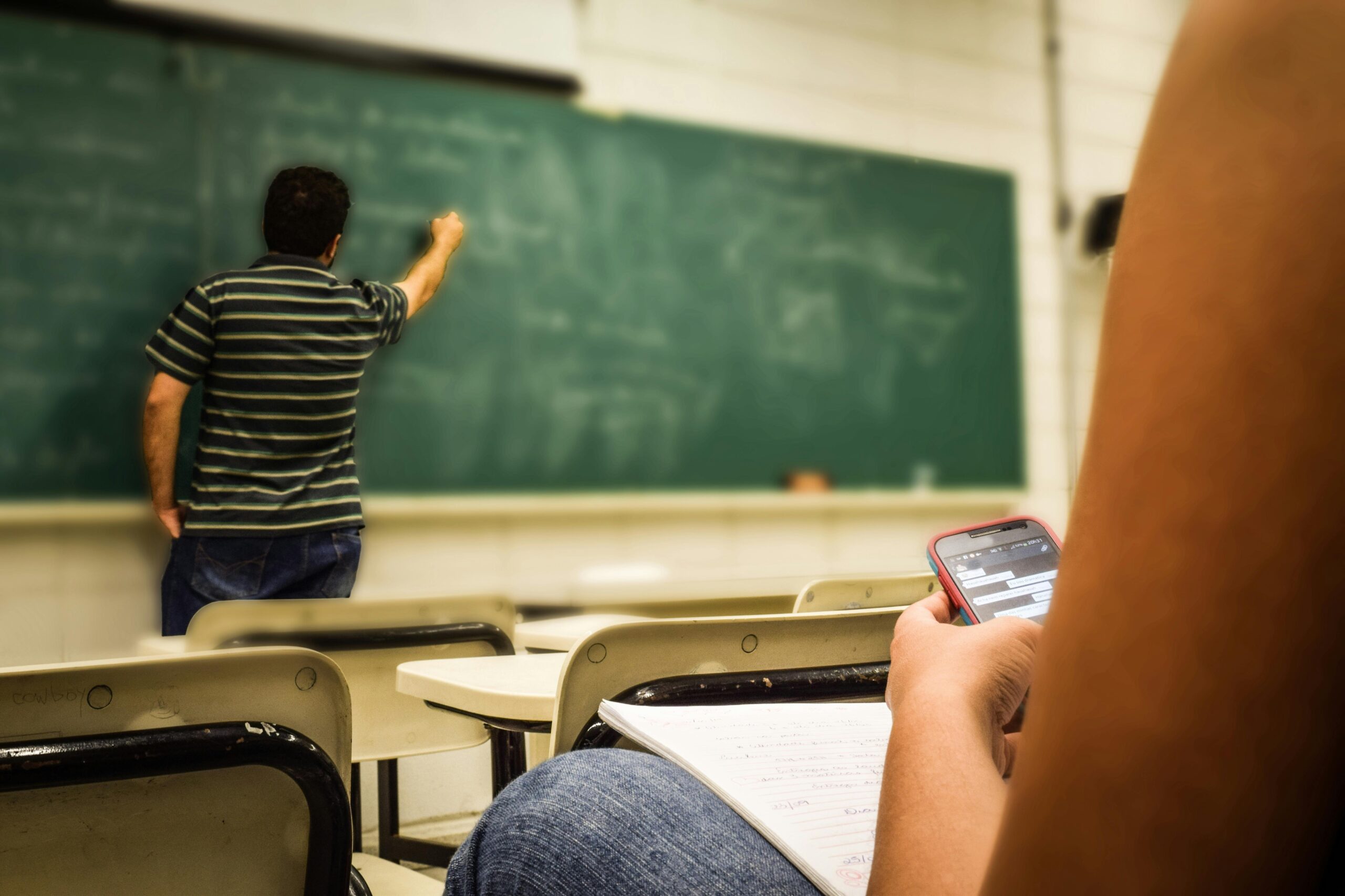 A função de monitor escolar tem ganhado cada vez mais destaque nas instituições de ensino, sendo uma peça fundamental para o funcionamento eficiente e seguro de escolas, tanto públicas quanto privadas.